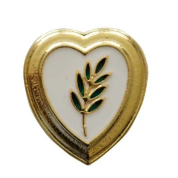 Pin maçônico em formato de coração com acácia